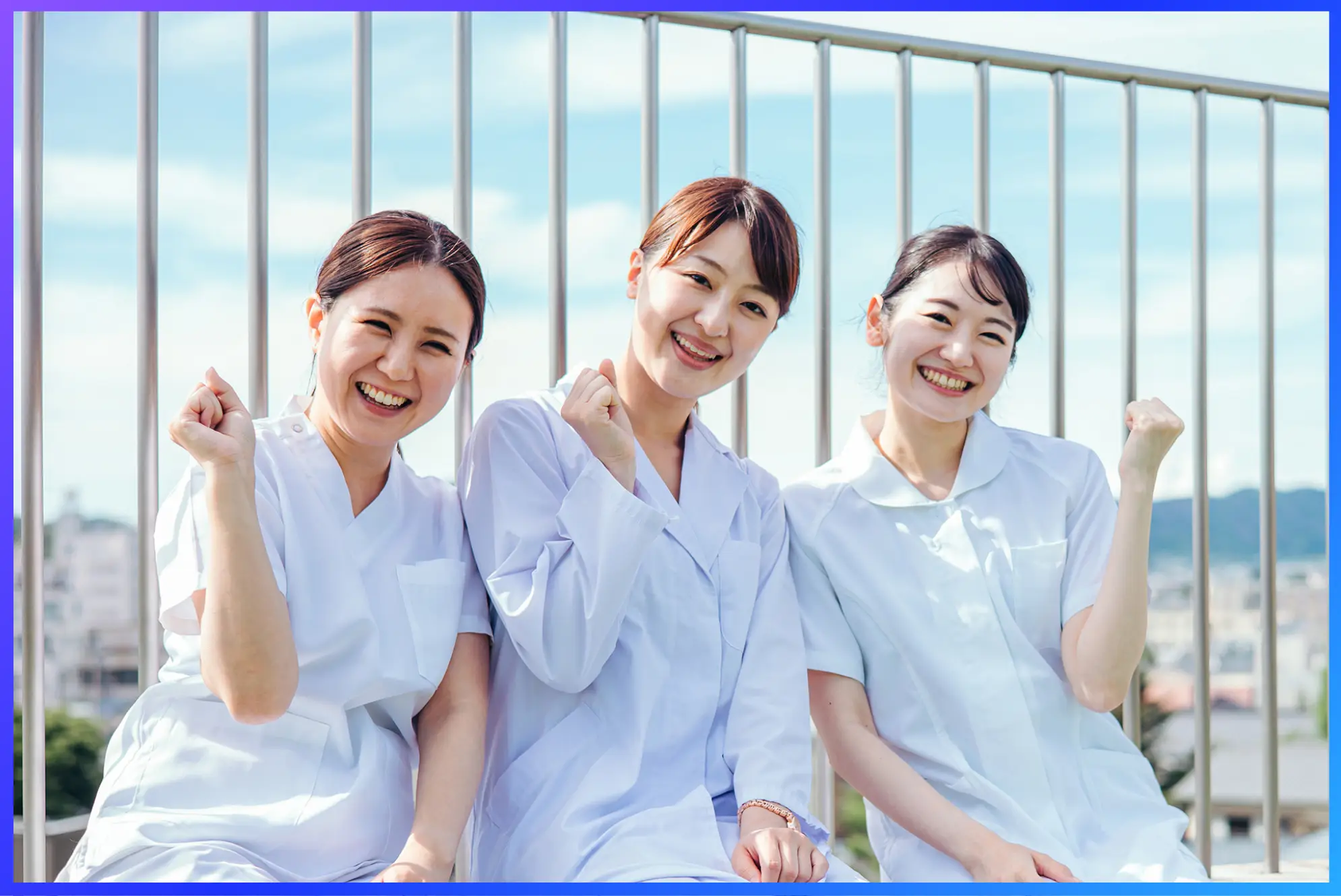 笑顔で写っているスタッフの集合写真